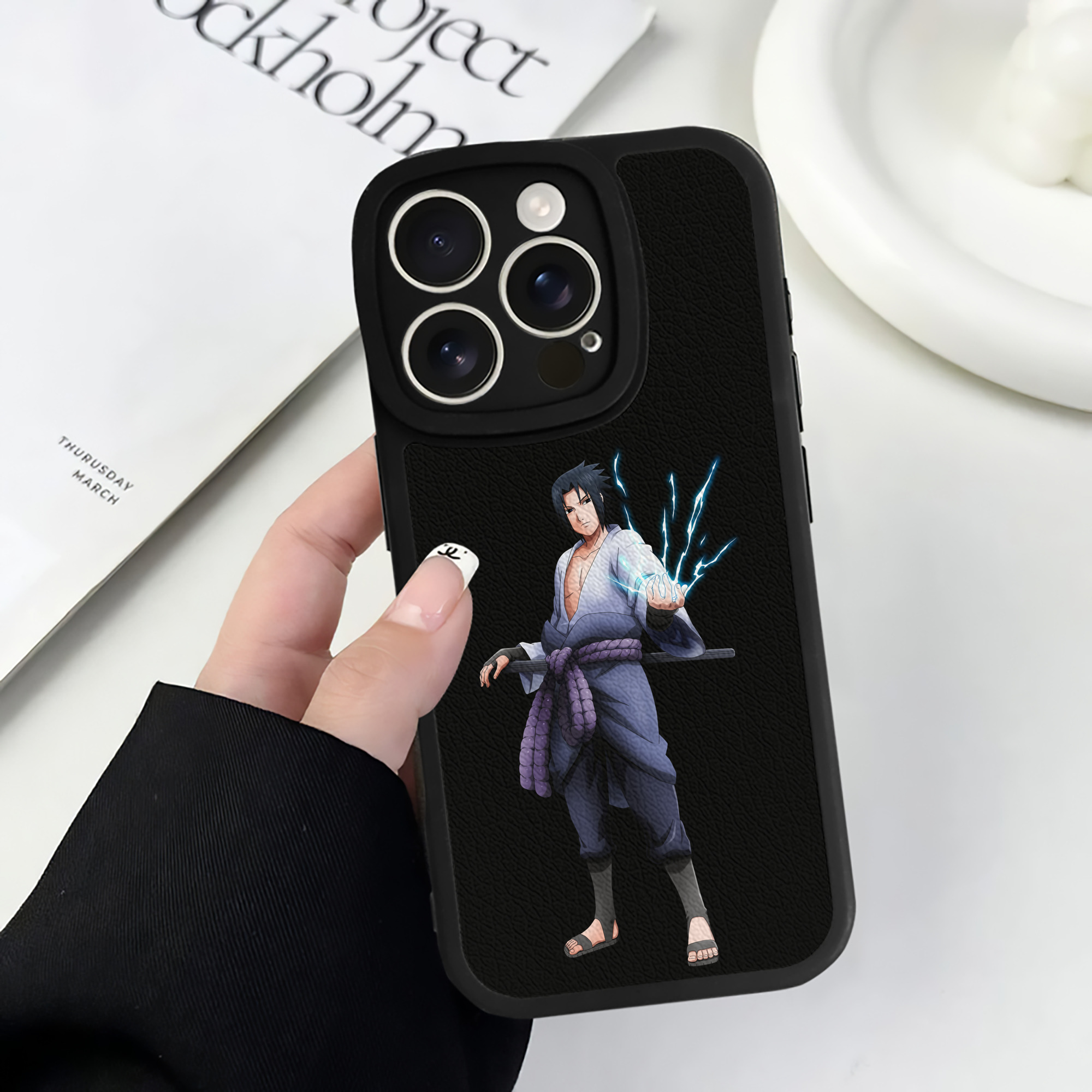 （画像用） NARUTO -ナルト- うちは サスケ Uchiha Sasuke 【iPhone 16シリーズ対応】シリコンスマホケース（レザー調） 材質：シリコン